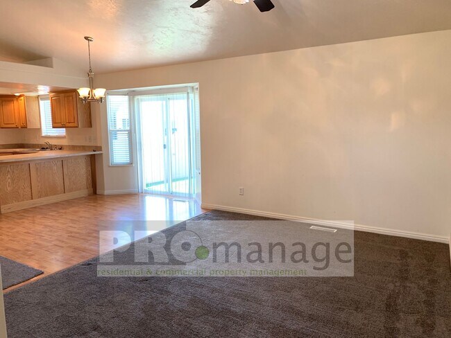 Foto del edificio - 2 Bed / 2 Bath Townhome w/ 2 Car Garage - ...