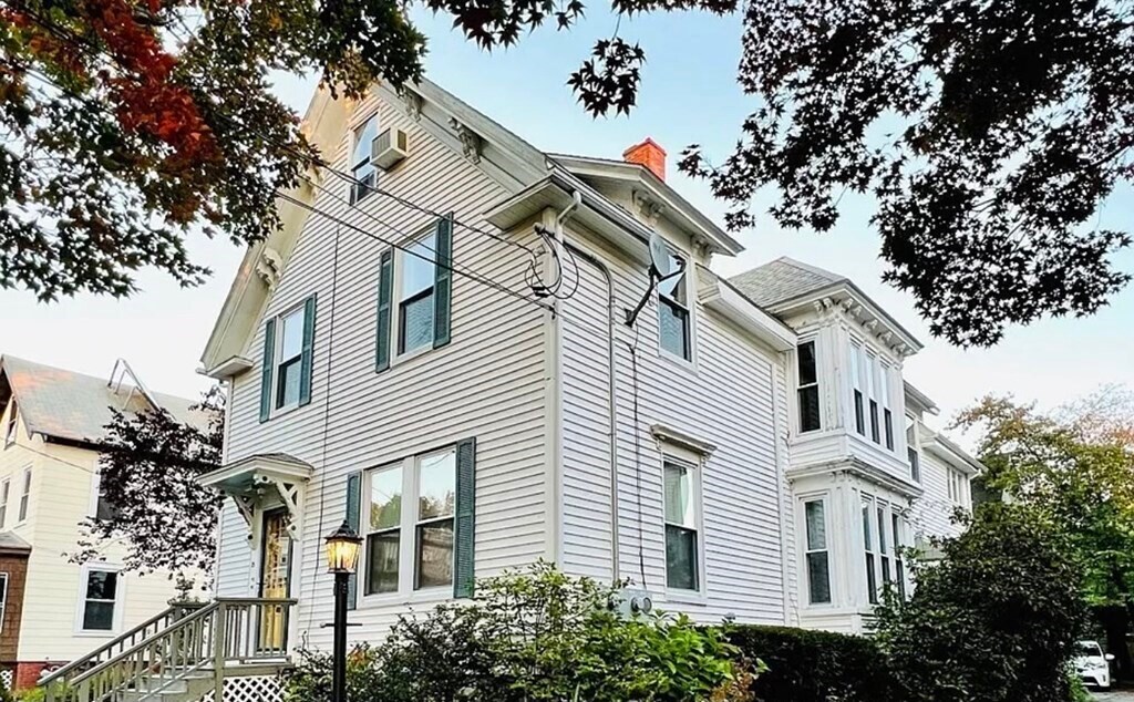 21 Fountain St Unit 1, Haverhill, MA 01830 Room for Rent in Haverhill