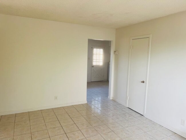 Building Photo - Adorable 3 bedroom, 1.75 bath home in East...
