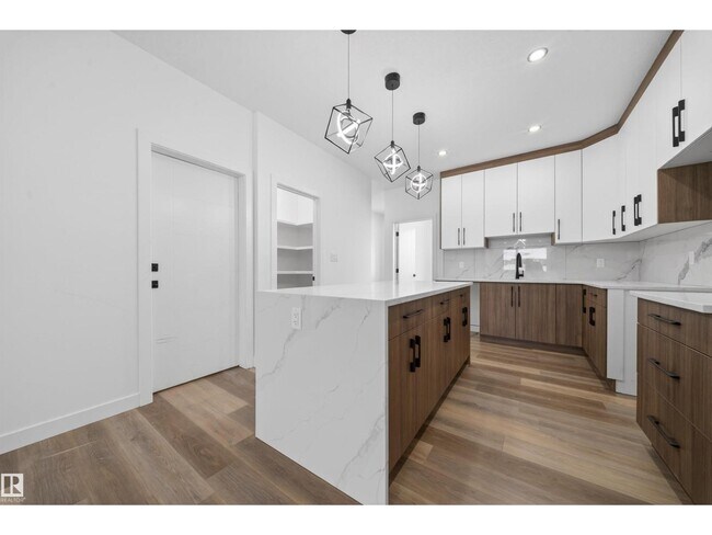 Photo du bâtiment - 5213-104A 104a St NW