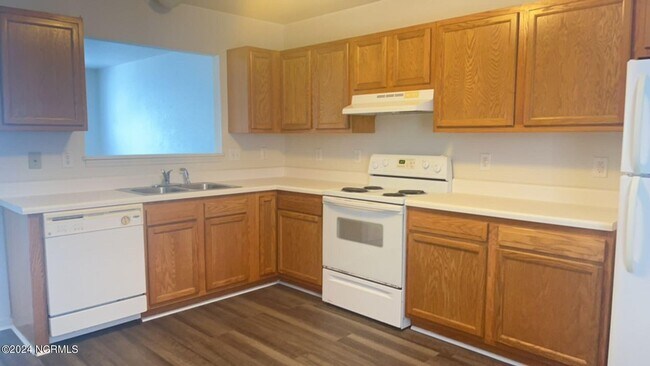 Building Photo - 60 Rainbow Dr