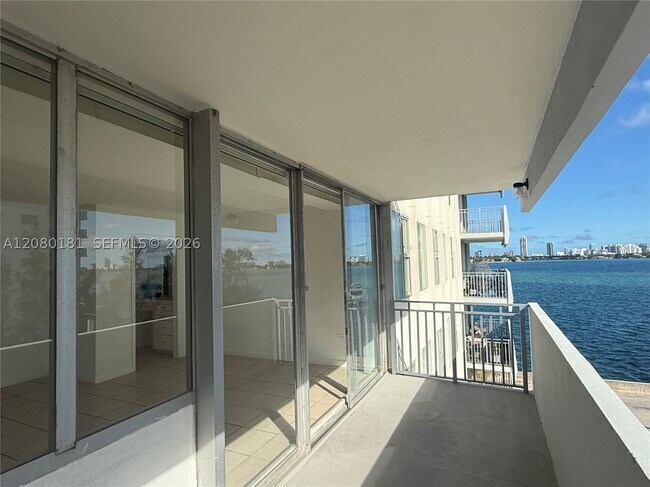 Building Photo - 7545 E Treasure Dr