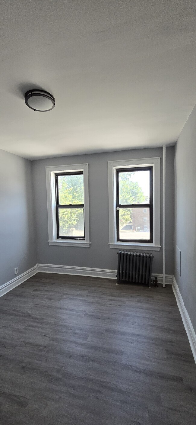 749 Chancellor Ave 304 - 20 Cornell St