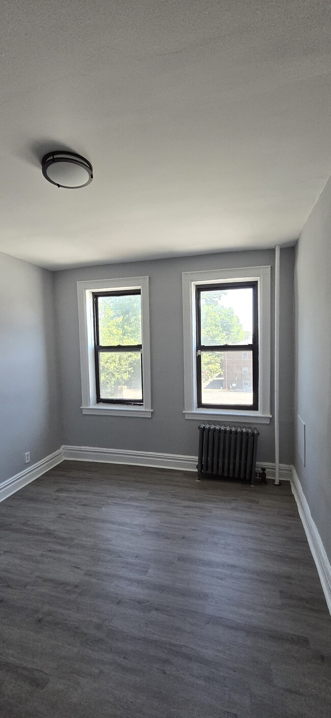 749 Chancellor Ave 304 - 20 Cornell St
