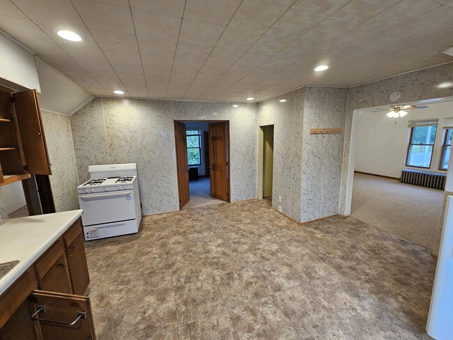 Building Photo - 802 W 11th Ave