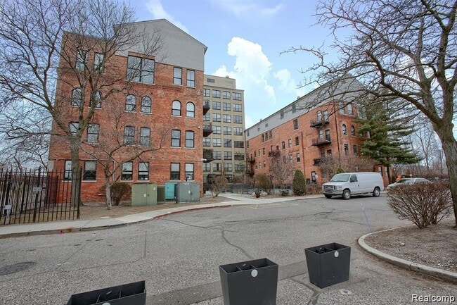 Building Photo - 6533 E Jefferson Ave