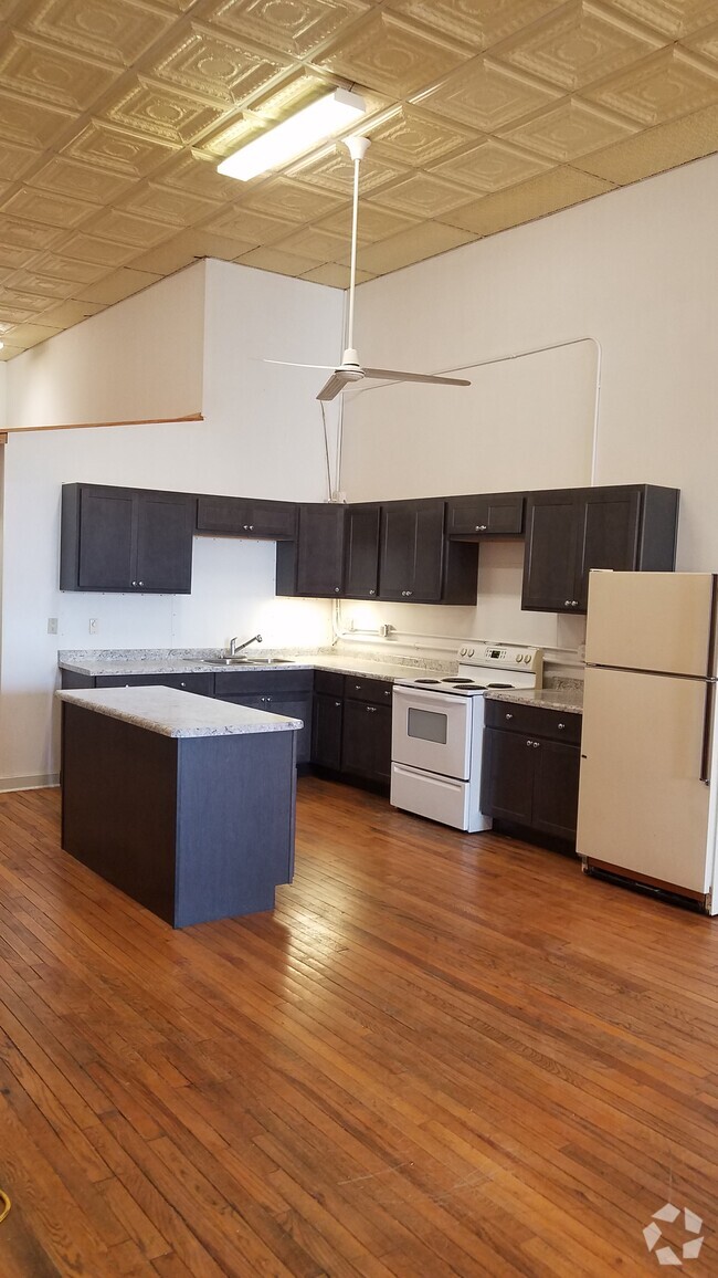 Kitchen area - 605 Lincolnway