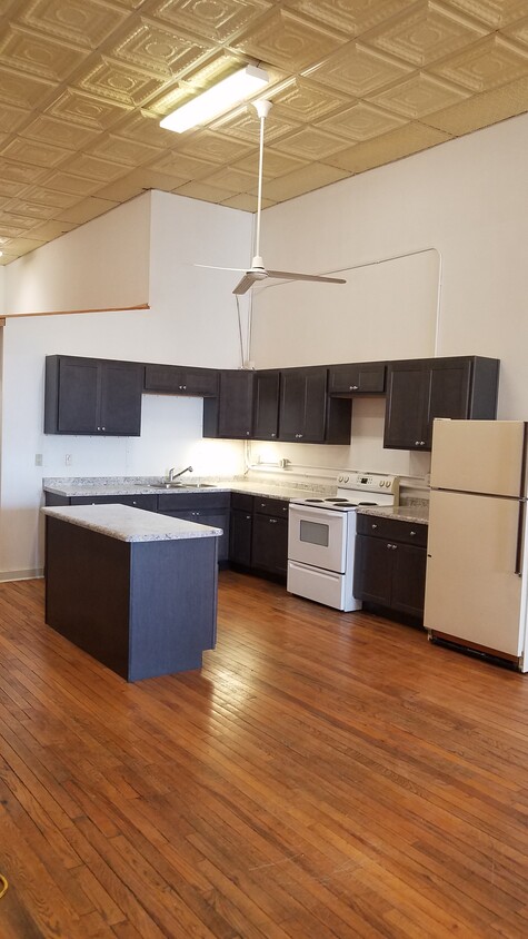 Kitchen area - 605 Lincolnway