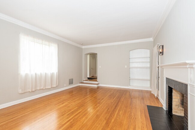 Living Room - 174 S Mansfield Ave