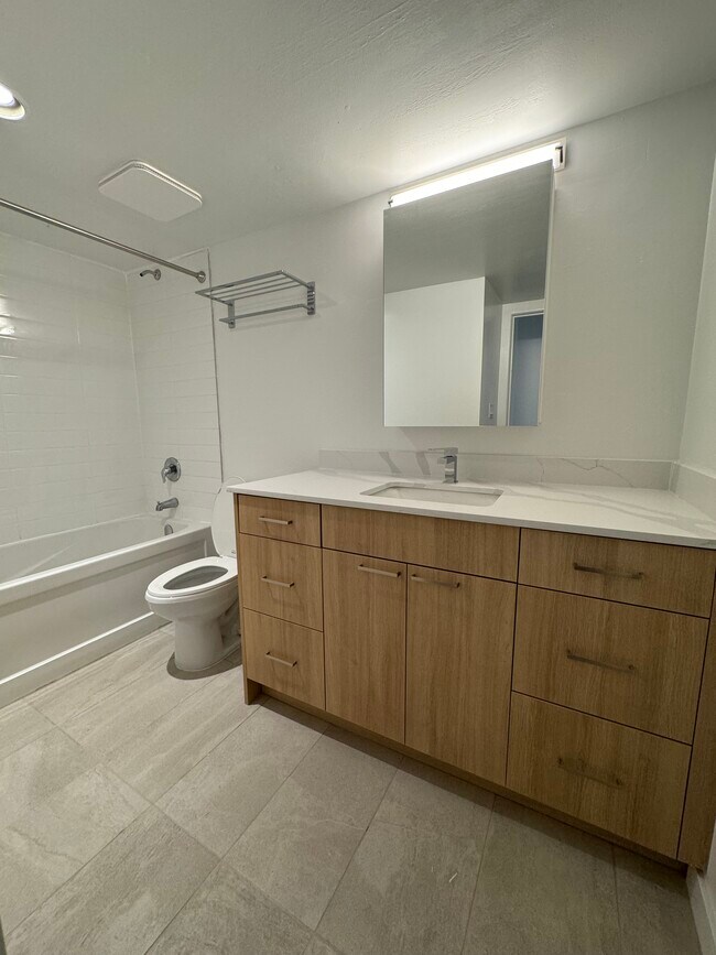 Building Photo - 989 Lytton St