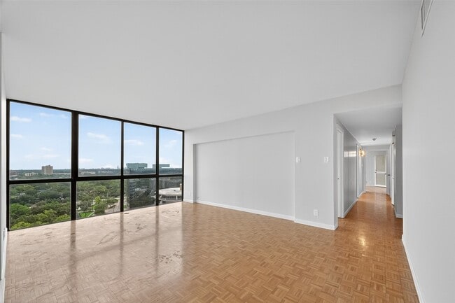 Foto del edificio - 5001 Woodway Dr