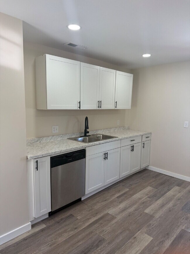 Foto del edificio - Stand Alone Home - Newly Redone Interior 3 Bedroom 2 Bathroom Corner lot near Virginia Lynchburg ...
