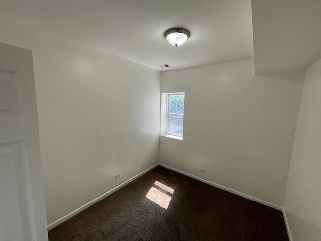 Foto del edificio - 649 E Marquette Rd