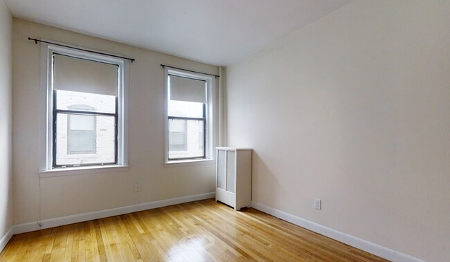 Building Photo - Avl Now - No Fee! Spacious 3BR/1.5BA near ...