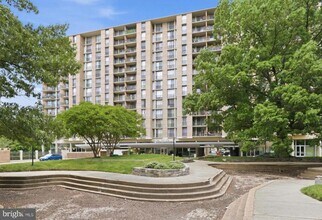 Building Photo - 4600 S Four Mile Run Dr