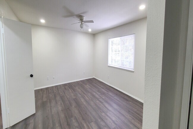 Foto del edificio - 10000 Hanna Ave