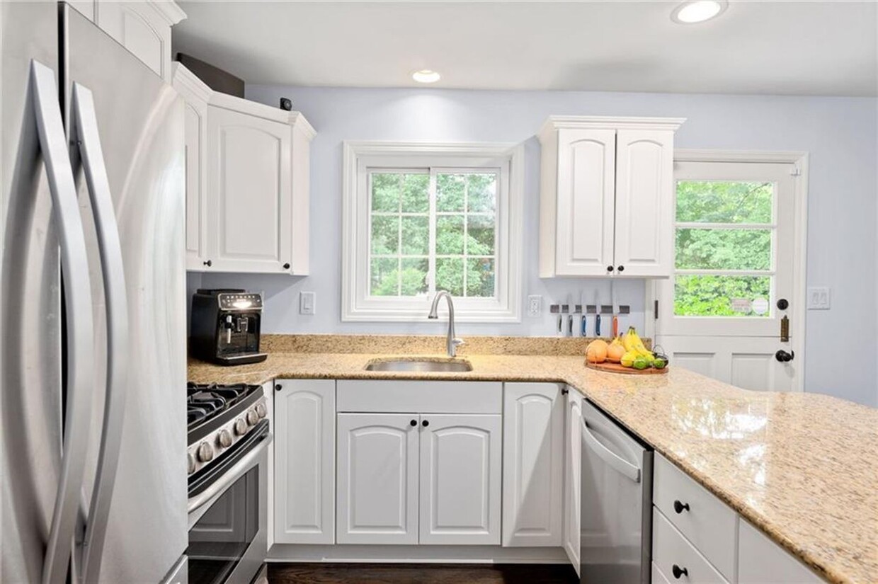 Foto principal - Beautifully Updated 3/2 Ranch w/ Fully Fen...