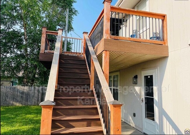 Building Photo - 2424 SW Romar Rd