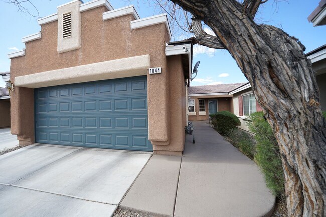 Foto del edificio - SHOWINGS AVAILABLE NOW