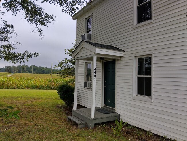 Foto del edificio - Adorable farmhouse ready for new long term...