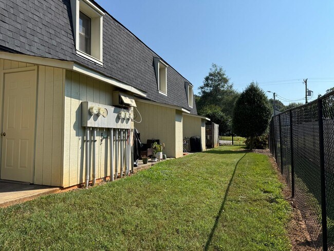 Foto del edificio - Charming & Private Townhouse in NW Hickory – 2BR, 1.5BA, Prime Location - No Pets