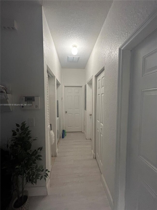 Foto del edificio - 2590 NE 3rd Dr