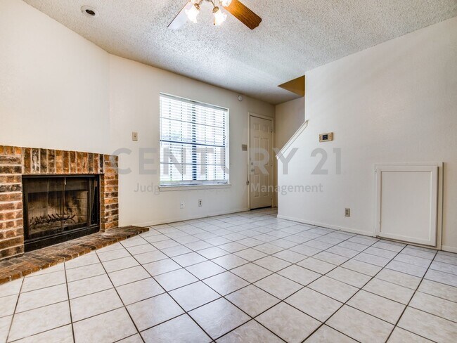 Building Photo - Great 2-Story 2/2.5 Condo Close to UNT For Rent!