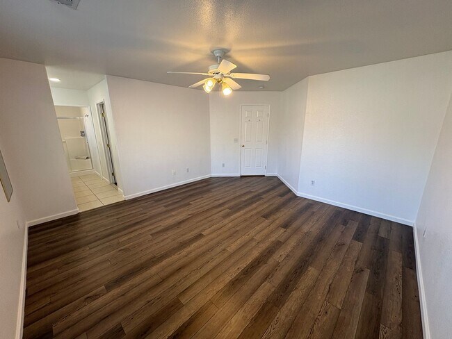 Building Photo - SW Visalia Home Available Now!