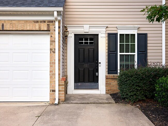 Foto del edificio - 457 Woodbark Ct