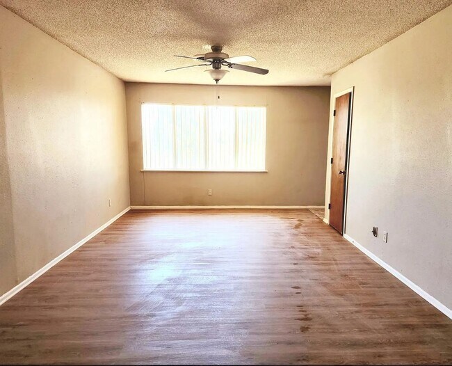 Building Photo - A Charming 2 Bedroom, 1.5 Bath in West Lub...
