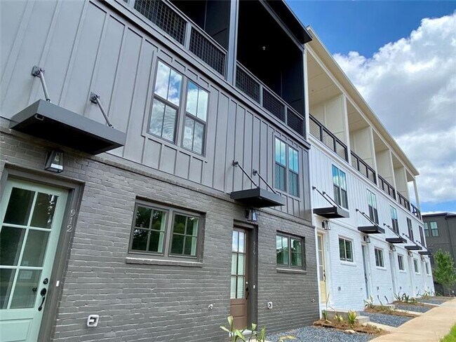 Building Photo - 910 Fernleaf Ct NW