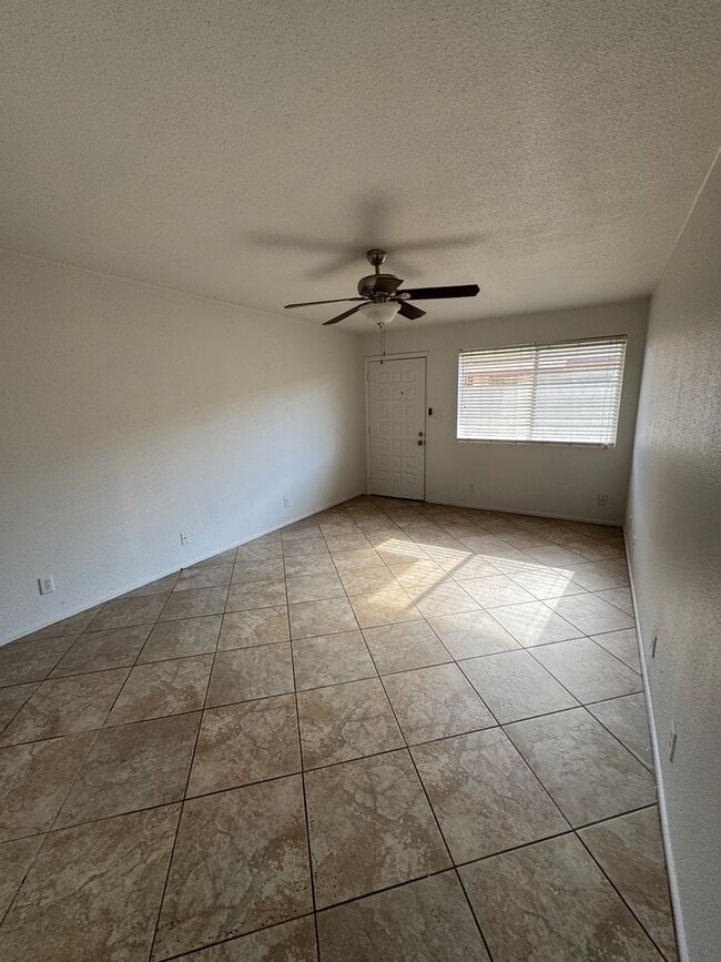 Building Photo - 2 bedroom 1 bath unit available for rent i...