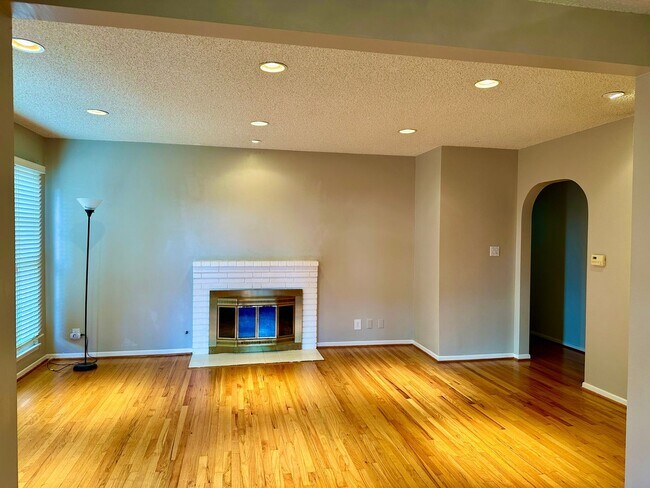 Building Photo - 3 BEDROOM 2 BATH HOUSE - EXCELLENT LOCATIO...