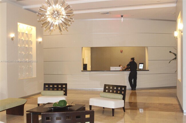 Foto del edificio - 9055 SW 73rd Ct