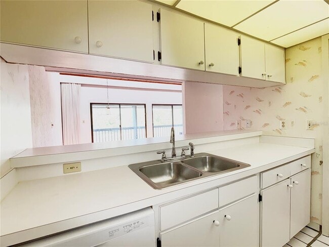 Building Photo - 647 Olde Camelot Cir