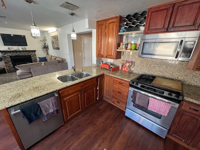 Foto del edificio - 4BD/3BA HOME IN SPRING VALLEY W/ SOLAR, POOL & SPA!