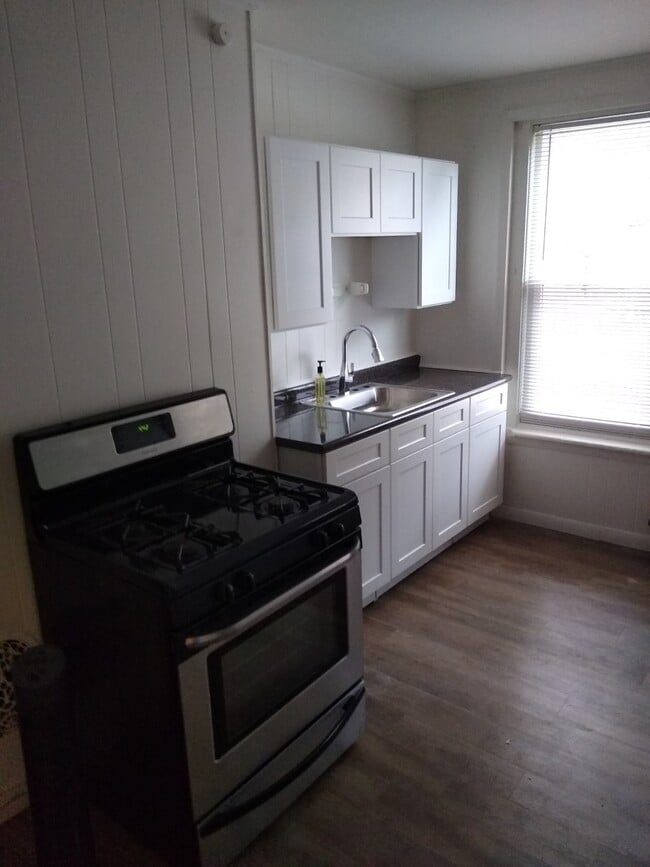 Building Photo - 913 Kellogg Ave