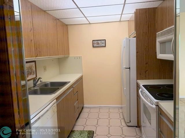 Building Photo - 2103 Lucaya Bend