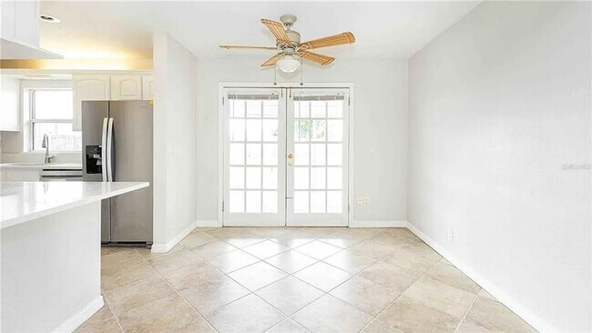 Foto del edificio - Large yard, quiet neighborhood, and conven...