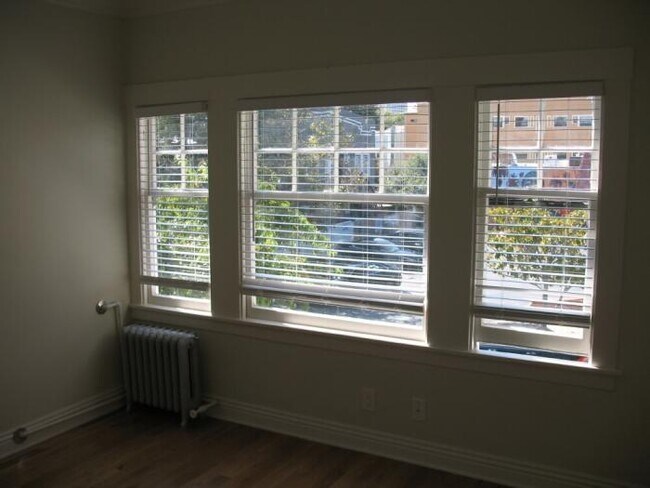 Building Photo - 2 bedroom in Oakland CA 94610
