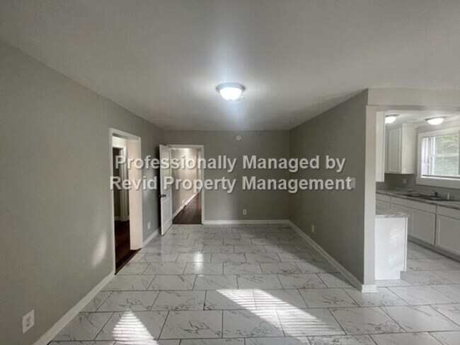 Foto del edificio - Newly Renovated Huge 4 Bedroom Home!!