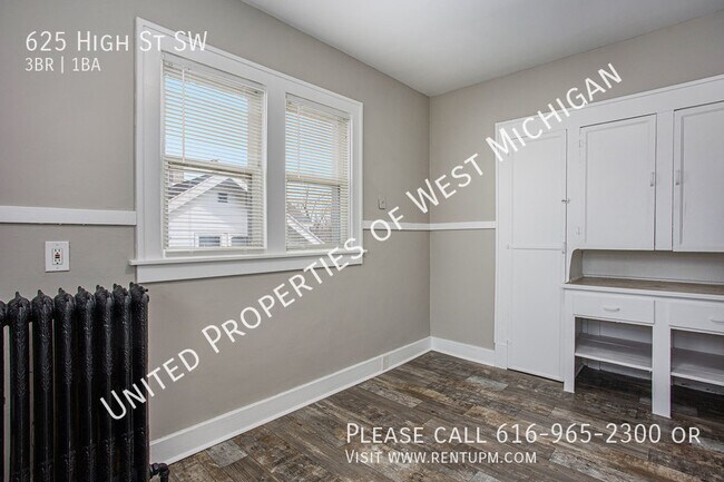 Foto del edificio - Available Now | 3 Bedroom Upper Unit Apart...