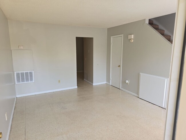 Building Photo - 2 bedroom 1.5 bath townhouse near Prisma H...