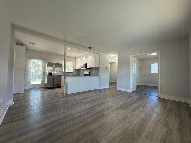 Building Photo - 1325 NW 11th Ct