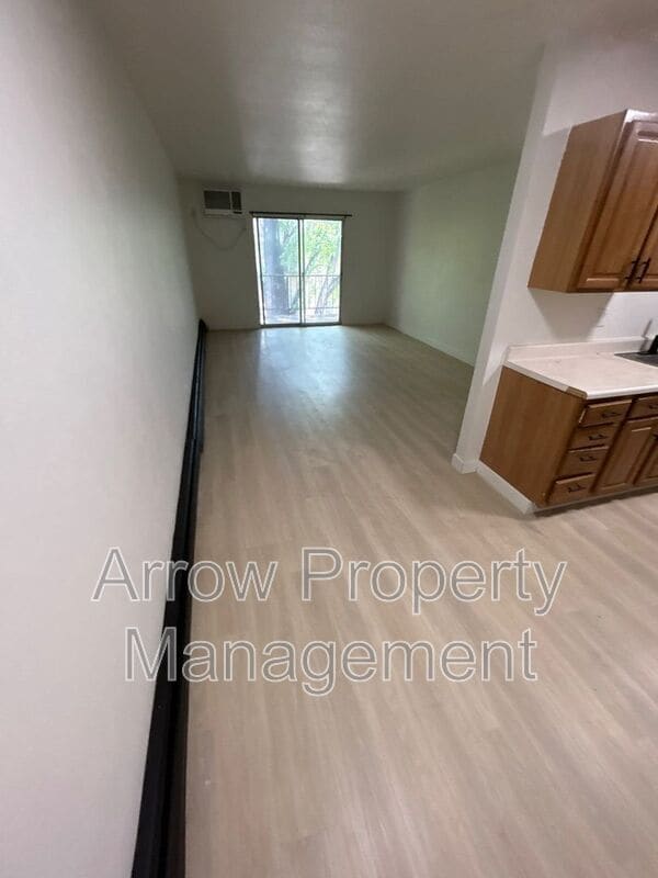 Building Photo - 215 E Arbor Ave