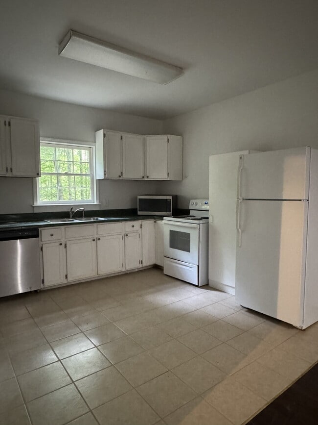 Building Photo - Charming Bungalow for Rent – Quiet Retreat...