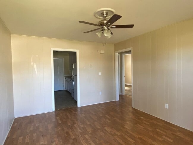Building Photo - Adorable 2 bedroom, 1 bath duplex located ...