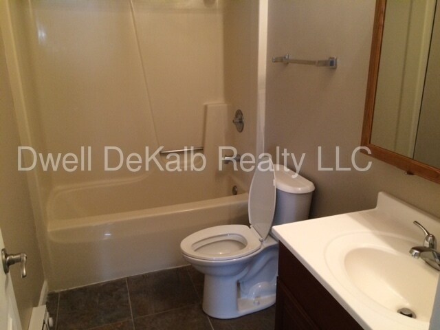 Building Photo - 822 Edgebrook Dr