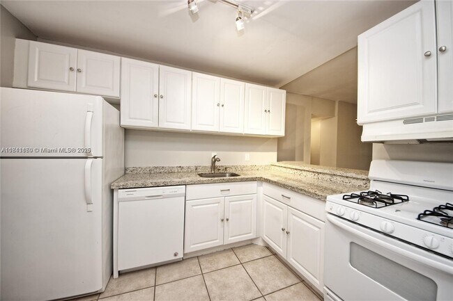 Foto del edificio - 6886 N Kendall Dr