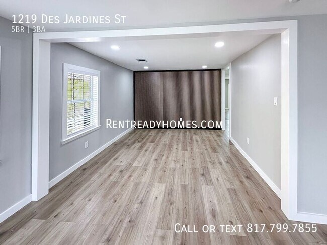 Building Photo - 1219 Des Jardines St